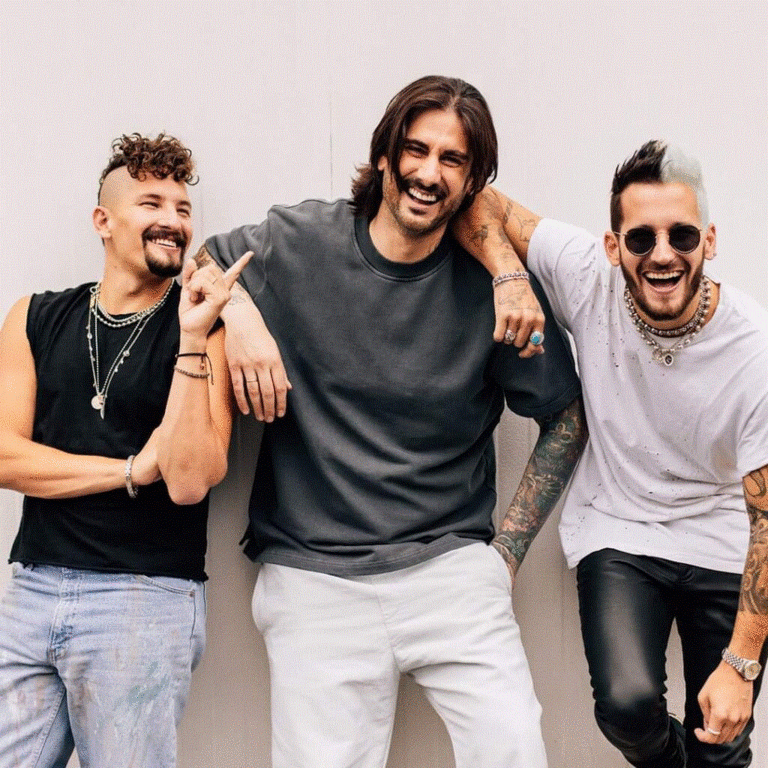 MELENDI REGRESA CARGADO DE ENERGÍA CON ‘LA BOCA JUNTA’, JUNTO A MAU Y RICKY