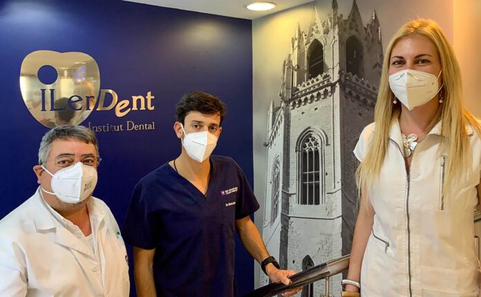 L’equip directiu de Grup Ilerdent: Miquel Gensana Ruestes, gerent; Miquel Gensana Talarn, director mèdic; i Gemma Gensana Talarn, responsable d’Atenció al Pacient.