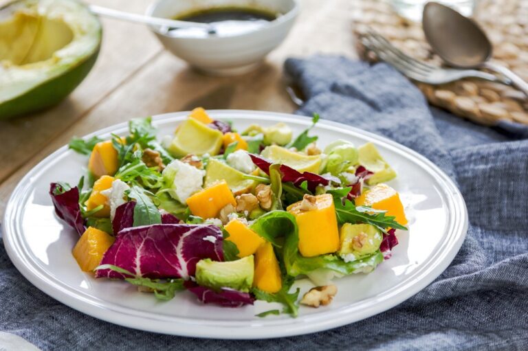 Amanida de mango, alvocat i brots verds amb vinagreta de mostassa i mel