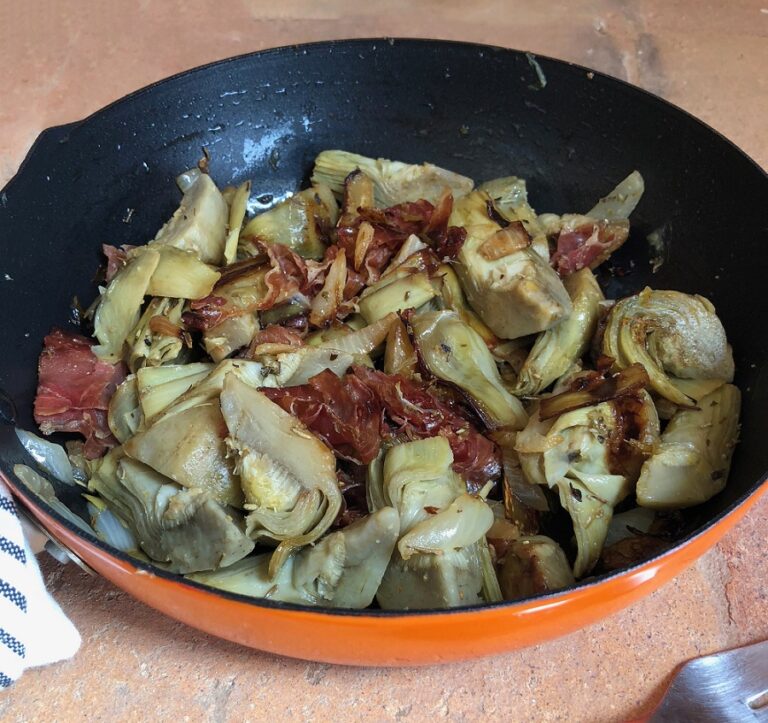 Carxofes saltades amb pernil